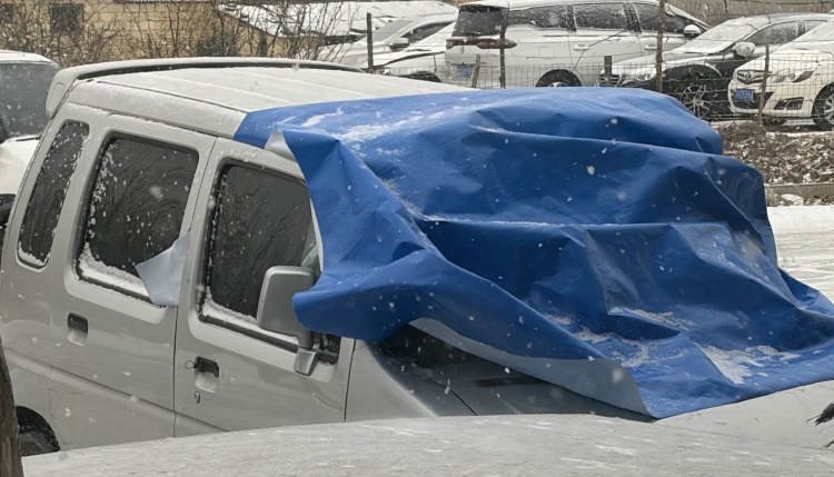 PE brezento pritaikymas transporto priemonių dangai esant sniegui